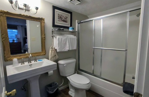 Buena Vista Hotel | The Lanier Room at The Town House Inn - Guesthouse