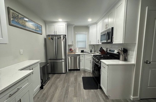 Lido Beach Apartment | The Long Beach Gem is a Cozy 3-bedroom apt with a 5min walk to the beach