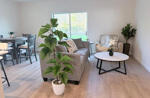 Fort Myers House | The Luxury New Modern Home 3-BR - Heated Pool, Gym close to Downtown, Top Golf
