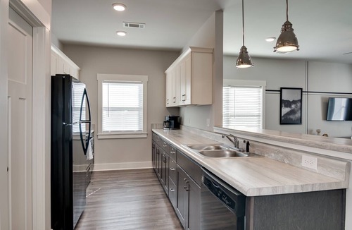 Gracewood Apartment | The Madison: 2 King Beds - TVs in BRs - Pool & Gym - WiFi - Washer & Dryer