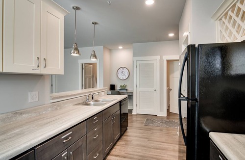 Gracewood Apartment | The Madison: 2 King Beds - TVs in BRs - Pool & Gym - WiFi - Washer & Dryer