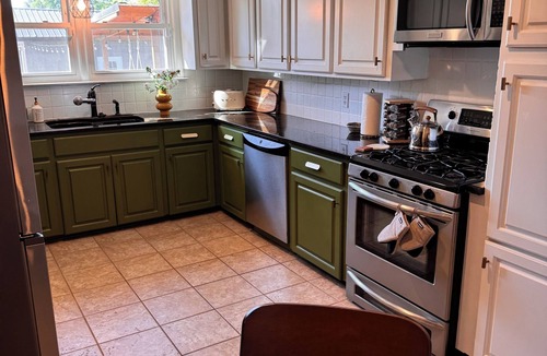 Cayce House | The Marigold- USC+Hot Tub+Fire Pit+Game Room+Grill+Near Downtown