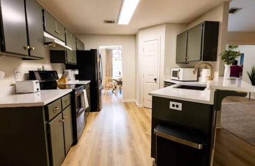 Kingsland House | The Modern Georgian - 6 min to I95, 3 Bd-2 Ba
