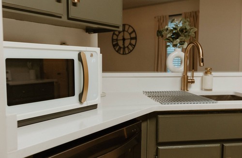 Kingsland House | The Modern Georgian - 6 min to I95, 3 Bd-2 Ba