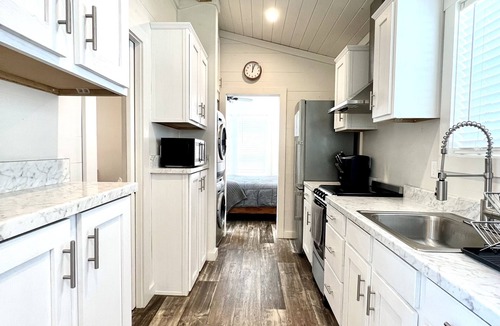 Clermont House | The Oasis House - Pet friendly tiny home on the lake in Clermont