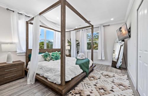 West Palm Beach Villa | THE PALMS 3BR-Minutes to Beach, Scuba, Downtown, Airport