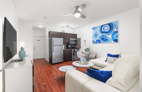 Hollywood Condo | The Pearl Boutique Suites - Suite Eight