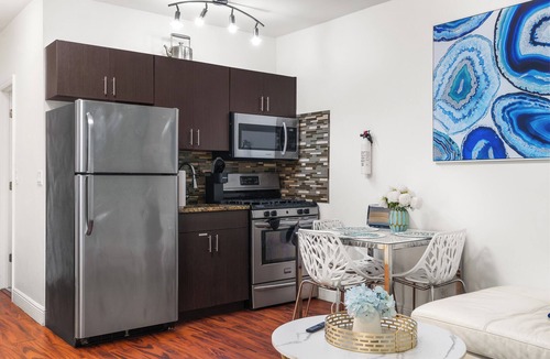Hollywood Condo | The Pearl Boutique Suites - Suite Eight