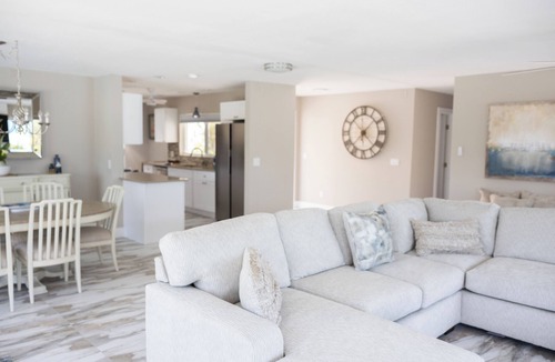Mid Island House | The Pelican House - Big House on Canal with Pool! Come relax on the water.