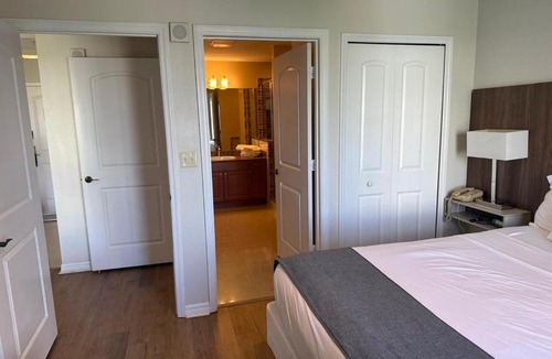 Florida Center Hotel | The Point Hotel Apartment 603 Near to Universal
