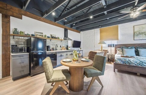Downtown Jacksonville Apartment | The Raven Hotel 2nd Floor - Pool OnSite Parking