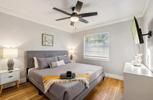 Gainesville House | The Retreat on 43rd - 3mi to UF & Shands , Pets