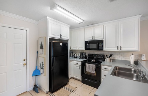 Valdosta House | The Reveille Retreat – Pet-Friendly 3BR w/Grill & Yard, Near Moody AFB