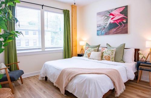 Pleasant Street House | The Royal Crane Suite Newly Built Upscale Central