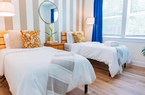 Pleasant Street House | The Royal Crane Suite Newly Built Upscale Central