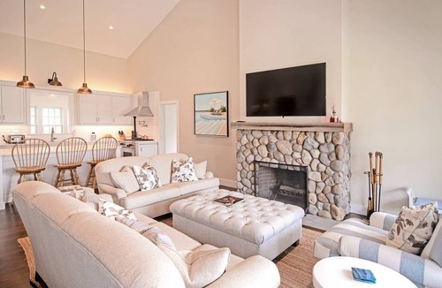 Bridgehampton House | The Sandbox! Completely renovated in-town 3br, 2+ bath with pool & poolhouse.