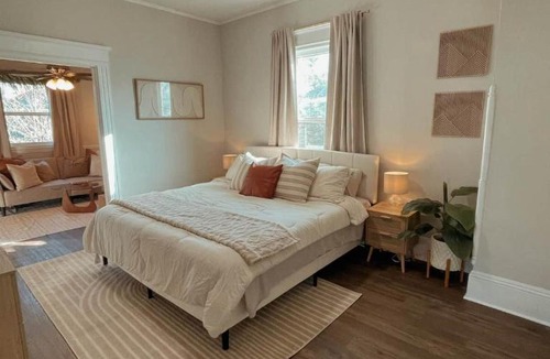Springfield Apartment | The Sandstone Suite