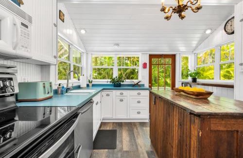 Stuart House | The Seaside Treasure Sparkling Pool w Guesthouse