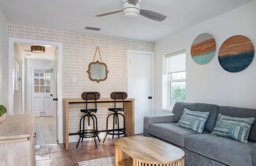 Vilano Beach Hotel | The Shoreline Apartment-Full Kitchen-5 min walk to beach!