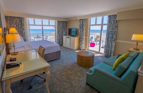 Daytona Beach Shores Hotel | The Shores | Coastal King Balc | Beach yoga, spa, s’mores