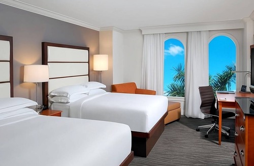 Park Shore Hotel | The Smart Choice for Your Next Getaway! 3 Units, Outdoor Pool, Free Parking!