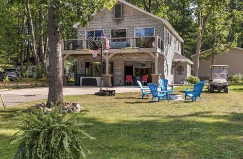 Higgins Lake House | The Treehouse @ Higgins Lake-HOT TUB- Fireplace-Pets❤️-3 min walk to the lake