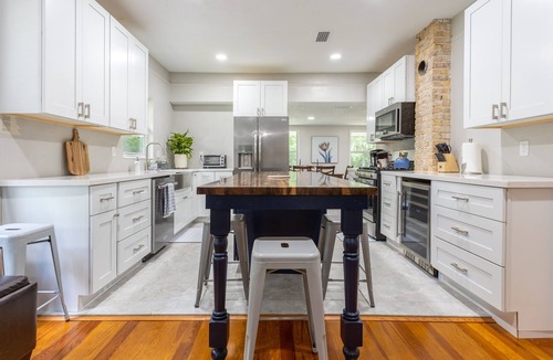 Gainesville House | The White House - Remodeled quaint home with spacious yard - 2.5 miles from UF