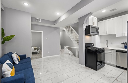 Greenville House | This modern 5-bedroom, 3-bathroom home in Jersey City offers everything you need