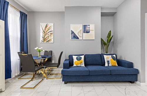 Greenville House | This modern 5-bedroom, 3-bathroom home in Jersey City offers everything you need