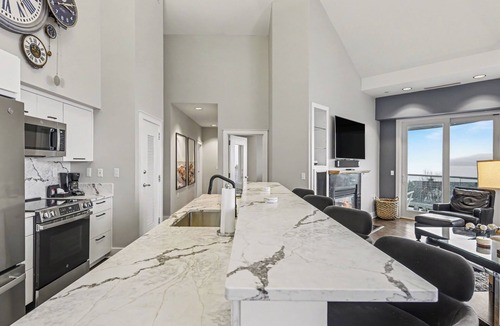 Bay Harbor Condo | Timeless 420: Lakeside 3BR condo in Bay Harbor, perfect for up to 6 guests.