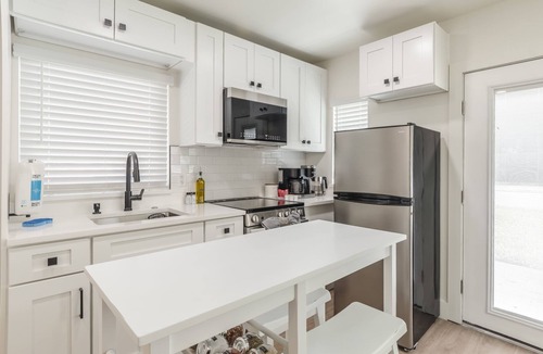 College Park House | Tiny home near downtown w/outdoor patio
