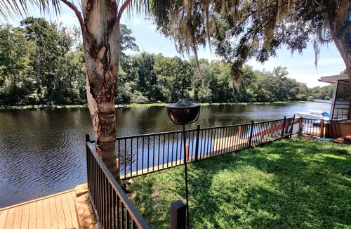 Middleburg Cottage | Tiny Lake House Oasis