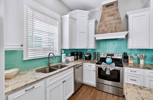 Miramar Beach House | Tipsy Turtle | Heated Pool, FREE Golf Cart, 1min Beach, Game Room, Bunk Rooms