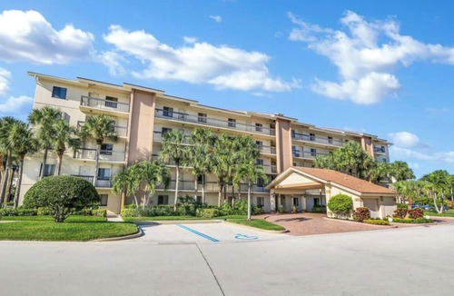 The Bluffs Condo | Total Zen! 2+ bedroom condo in lovely Jupiter with Marina view
