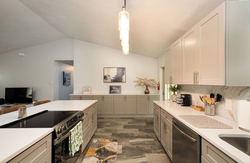 Sanford House | Trailhouse Retreat with Hot Tub, Firepit & Bikes
