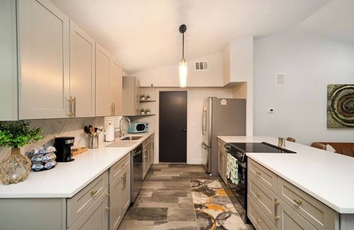 Sanford House | Trailhouse Retreat with Hot Tub, Firepit & Bikes