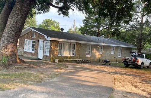 Eastman House | Tranquil 3-bedroom house with AC in charming Eastman