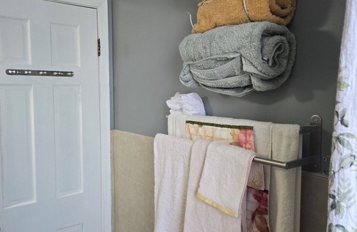Roosevelt House | Tranquil room and bathroom in a house with AC and central heating system
