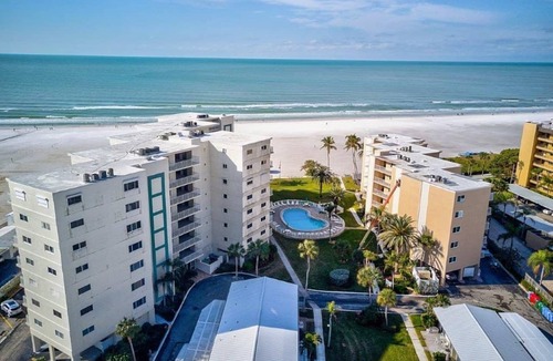 Siesta Key Villa | Tranquil villa with private beach, 2br/2ba 3 pools, complex on beach! Renovated