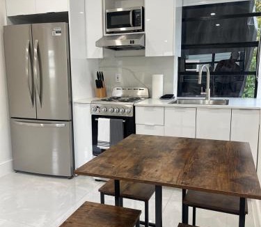 Flamingo Parks Apartment | Transit-Friendly Flamingo Park Hideaway