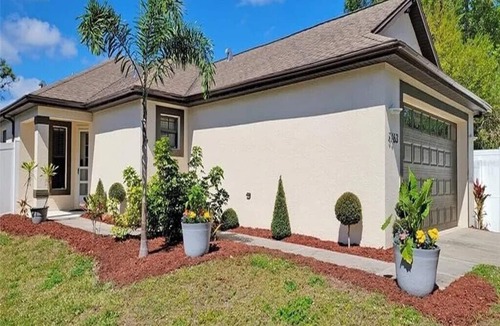 Fruitville House | Traveling professionals no cleaning fee, beach essentials, stocked kitchen