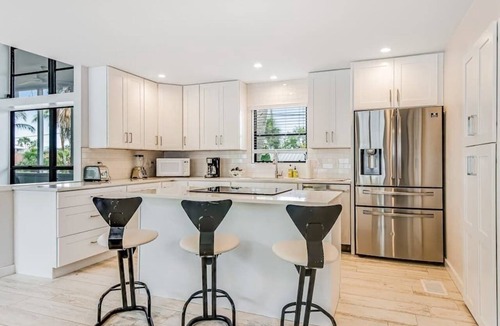 Longbeach Village House | Tree-lined home w amazing decor & screened porch - near beach & dining