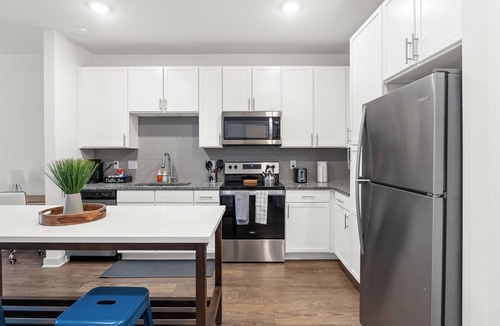 Arlington Apartment | Trendy 1BR Apt/King Bed/Pool/Gym/Clse to Beach