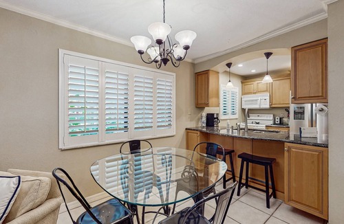 Ocean Woods House | Tropical Backyard Oasis W/Ground-Floor Walkout Patio, BBQ Grills, & Fenced-in Yard!☀️