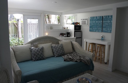 Cherokee Park Apartment | Tropical Beach/Town Studio Prime Mainland Location