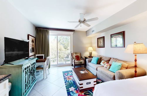 Baytowne Wharf Apartment | Tropical condo at The Village of Baytown Wharf with AC, pool, hot tub, & gym