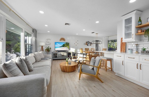 Biggar House | Tropical Escape with Heated Pool in Whiskey Creek - Close to Beach & Downtown