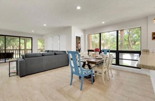 Hunt Club Apartment | Tropical Flamingo PGA Villa