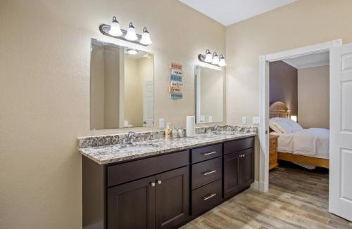Punta Gorda House | Tropical getaway Pool and tiki bar