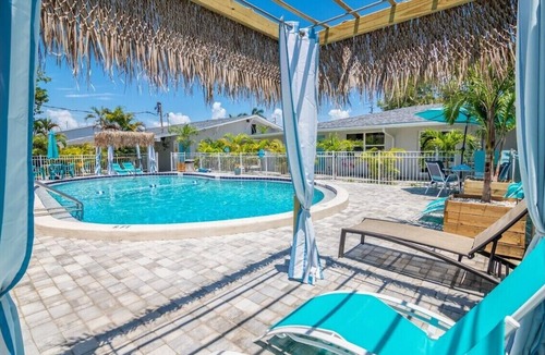 Fort Myers Beach Hotel | Tropical King and Queen with Kitchenette in Fort Myers Beach